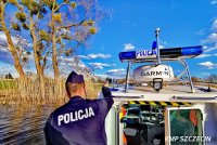 Policjant w łodzi służbowej, patrolujący tereny przywodne na terenie Szczecina