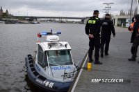 Patrol mieszany, Strażnik Miejski, Strażnik Rybacki, policyjna łódź służbowa zacumowana przy brzegu