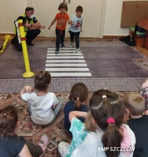 Spotkanie przedszkolaków z policjantem ze szczecińskiej „drogówki”