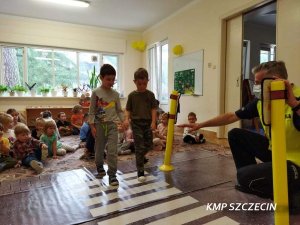 Spotkanie przedszkolaków z policjantem ze szczecińskiej „drogówki”