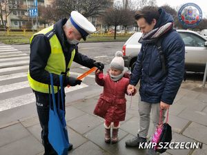 Szczecińska „drogówka” apeluje o ostrożność i rozdaje odblaski użytkownikom dróg