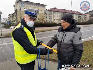 Szczecińska „drogówka” apeluje o ostrożność i rozdaje odblaski użytkownikom dróg