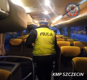 W ramach działań „Bezpieczne Ferie 2022” szczecińska „drogówka” skontrolowała pierwsze autokary – policjanci nie stwierdzili nieprawidłowości