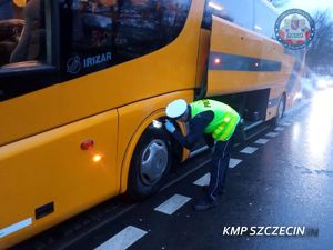 W ramach działań „Bezpieczne Ferie 2022” szczecińska „drogówka” skontrolowała pierwsze autokary – policjanci nie stwierdzili nieprawidłowości