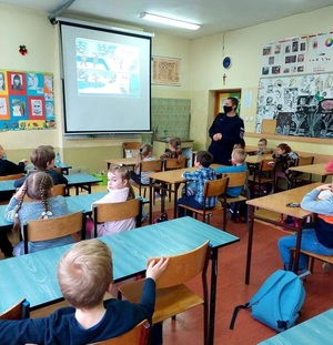 „Bezpieczne ferie 2022” - cykl spotkań z dziećmi klas 1 – 3 z policjantami ze szczecińskiego „Śródmieścia”
