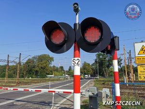 Nie zastosował się do sygnalizacji świetlnej przy przejeździe kolejowym – okazało się, że w ogóle nie powinien kierować pojazdem