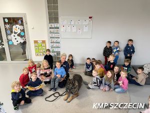 Pies służbowy, jako pomocnik Mikołaja w odwiedzinach u przedszkolaków