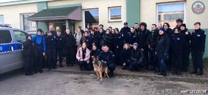 Młodzież z LO nr VII o profilu policyjnym u przewodników psów służbowych KMP w Szczecinie
