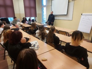 O bezpieczeństwie w sieci i handlu ludźmi z uczniami technikum na terenie szczecińskiego Niebuszewa
