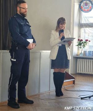 Policjanci na konferencji edukacyjnej „Wsparcie ucznia w kryzysie i sposoby radzenia sobie przez dzieci i młodzież z tendencjami suicydalnymi”