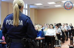 Promocja zawodu Policjanta w Szkole Policealnej Cosinus w Szczecinie – funkcjonariusze zachęcali do służby w policyjnych szeregach