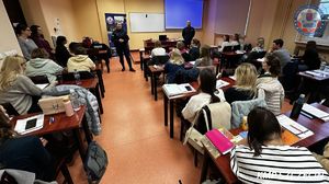 Promocja zawodu Policjanta w Szkole Policealnej Cosinus w Szczecinie – funkcjonariusze zachęcali do służby w policyjnych szeregach