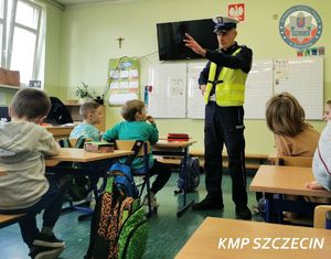 Policjanci z wizytą edukacyjną u pierwszoklasistów