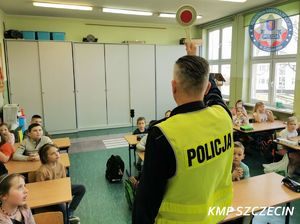 Policjanci z wizytą edukacyjną u pierwszoklasistów