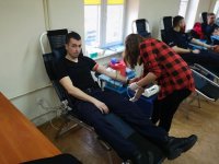 zdjęcie kolorowe na którym młody mężczyzna oddaje krew