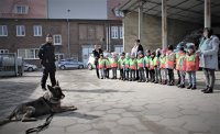 zdjęcie kolorowe na którym widać przedszkolaków którzy zwiedzają jednostkę policji w Szczecinie