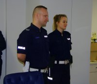 zdjęcie kolorowe na którym widać Komendanta Miejskiego Policji w Szczecinie który gratuluje i dziękuje policjantom za służbę i ich zaangażowanie
