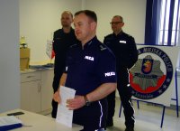 zdjęcie kolorowe na którym widać Komendanta Miejskiego Policji w Szczecinie który gratuluje i dziękuje policjantom za służbę i ich zaangażowanie