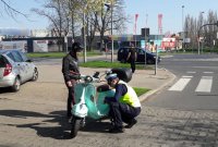 zdjęcie kolorowe na którym widać jak policjant kontroluje motorowerzystę