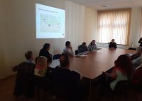 zdjęcie kolorowe na którym widać mieszkańców rejonu dzielnicy Niebuszewo którzy uczestniczą w spotkaniu z policjantami z komisariatu Policji Niebuszewo w sali budynku