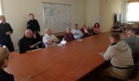 zdjęcie kolorowe na którym widać mieszkańców rejonu dzielnicy Niebuszewo którzy uczestniczą w spotkaniu z policjantami z komisariatu Policji Niebuszewo w sali budynku