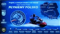 zdjęcie kolorowe na którym widać plakat Płyniemy Polsko