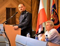 zdjęcie kolorowe na którym widać komendanta policji mł.insp. Andrzeja Biernata podczas debaty &quot;świadomi niezatapialni&quot;