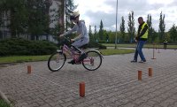 zdjęcie na którym widać ucznia jadącego rowerem podczas turnieju bezpieczeństwa w ruchu drogowym