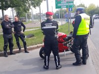 zdjęcie na którym widać policjanta  umundurowanego zatrzymującego motocyklistę do kontroli oraz dwóch motocyklistów i funkcjonariusza ŻW