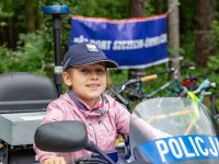zdjęcie dziewczynki na policyjnym motorze
