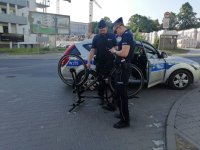 policjanci kontrolują rower