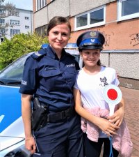 policjantka z dziewczynką