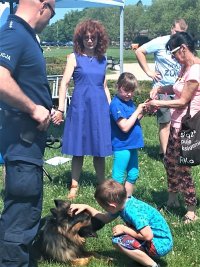Dzieci głaszczące policyjnego psa
