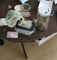 narkotyki pieniądze na stole