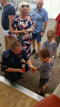 Policjant z dziećmi