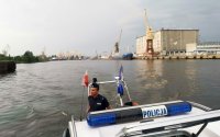Policjant z referatu wodnego podczas pełnienia służby na łodzi
