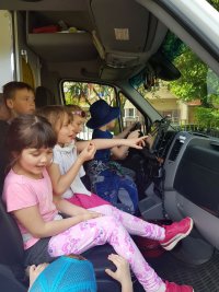 Dzieci w policyjnym radiowozie