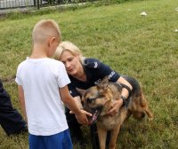 Chłopiec na zdjęciu z psem policyjnym