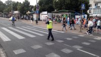 policjant kieruje ruchem na ulicy