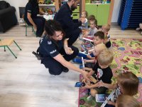 Policjantka z dziećmi  w trakcie zabawy i prelekcji