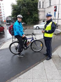 policjant ruchu drogowego z rowerzystą