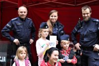 Policjanci na wspólnym zdjęciu z najmłodszymi uczestnikami festynu