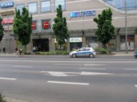 Policyjny radiowóz pod jednym z pasaży handlowych w centrum Szczecina