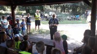 Policjantka Ruchu Drogowego podczas prelekcji z dziećmi