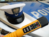 Urządzenie do badania stanu trzeźwości na masce policyjnego radiowozu