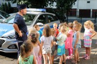 dzieci oglądają radiowóz z policjantem