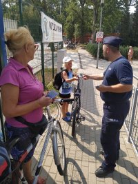 policjant i kobieta na rowerze rozmawiają