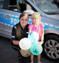 policjantka z dziewczynką