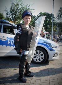 chłopiec z tarczą policyjną