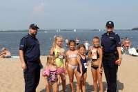 dzieci i policjanci na kąpielisku
